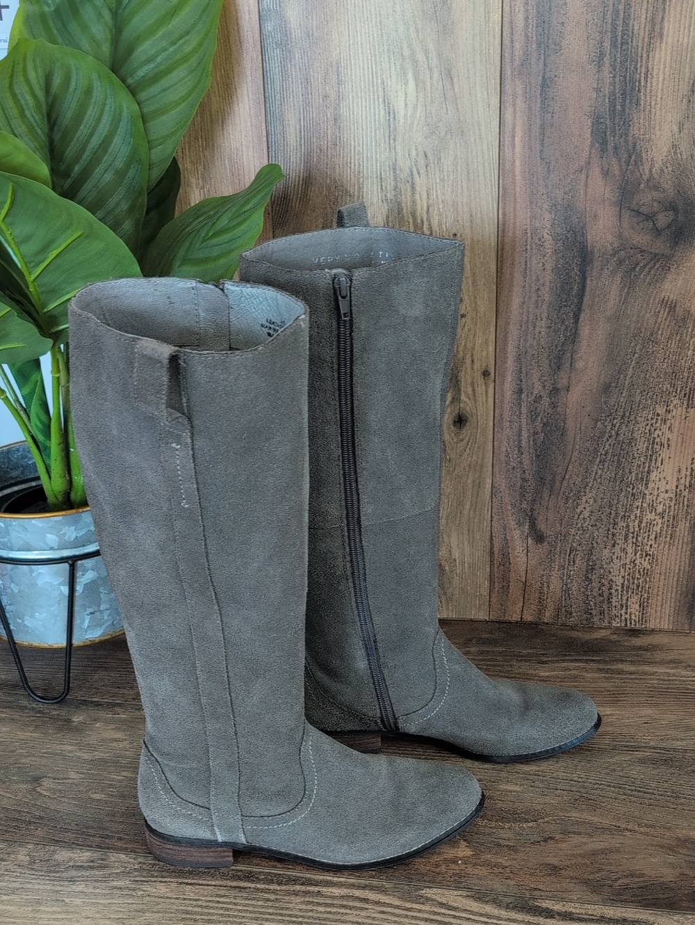 Very Volatile Gray Suede Upper Knee-High Boots 6.5    Q270